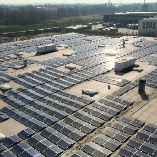 Gutachten: Bewertung der potenziellen Schäden am Flachdach in den kommenden Jahren aufgrund der Installation einer aufstehenden PV-Anlage, bei der die Montageschienen quer zu den Dachabläufen verlegt wurden.